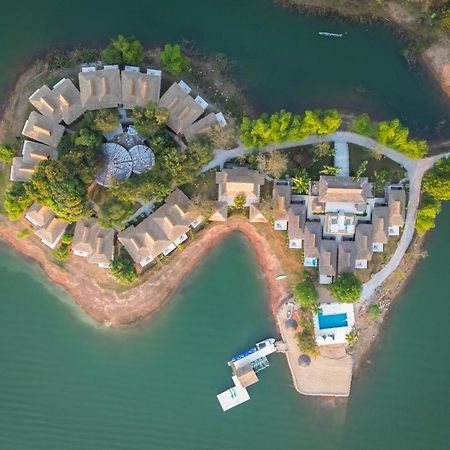 The Sanctuary Nam Ngum Beach Resort Ванг-Виенг Экстерьер фото