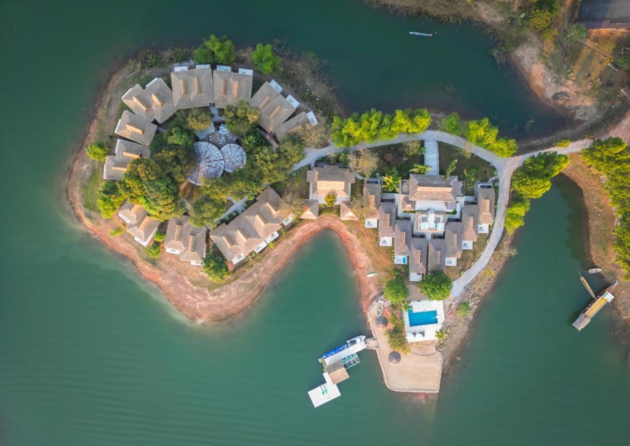 The Sanctuary Nam Ngum Beach Resort Ванг-Виенг Экстерьер фото