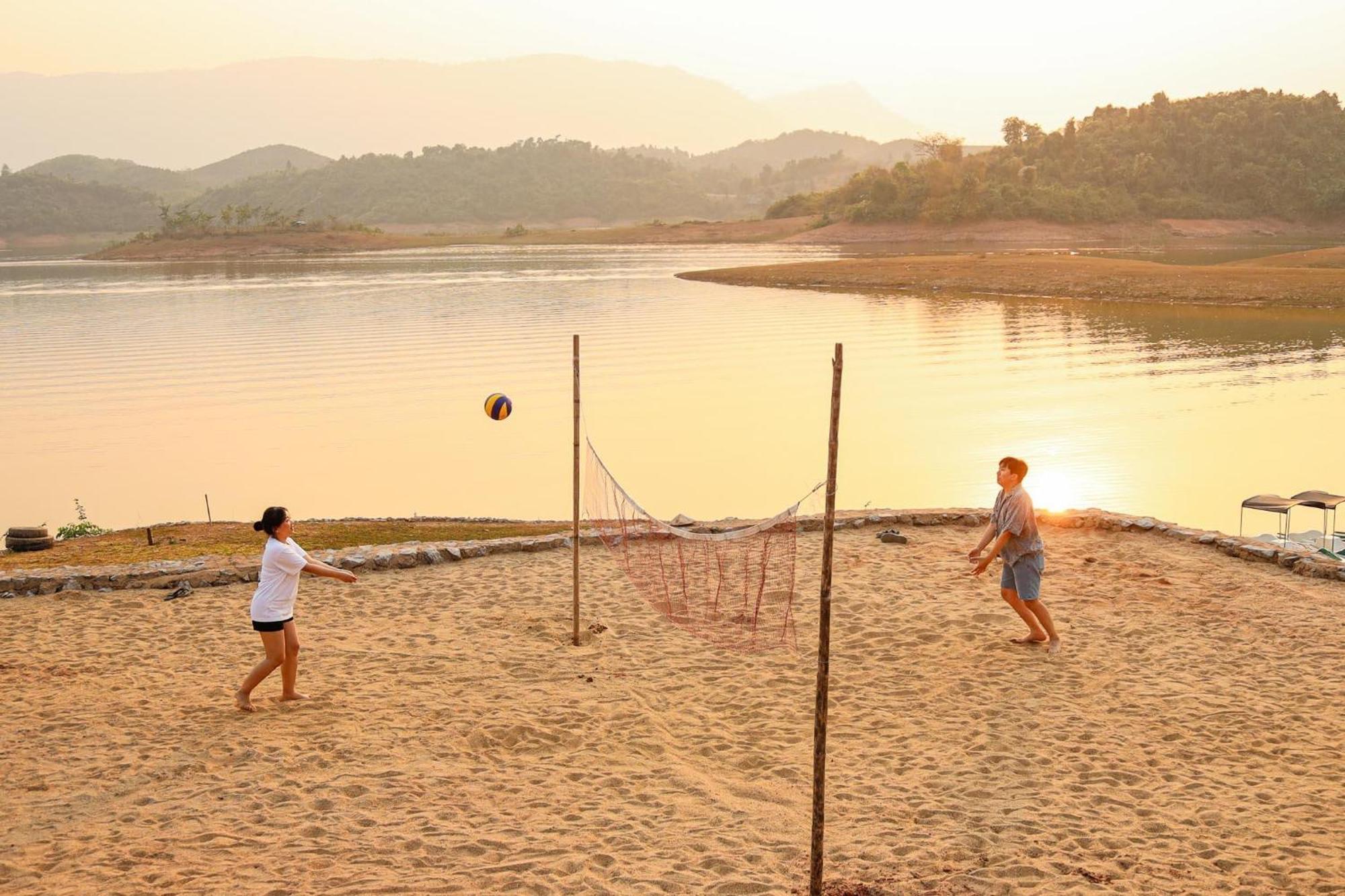 The Sanctuary Nam Ngum Beach Resort Ванг-Виенг Экстерьер фото