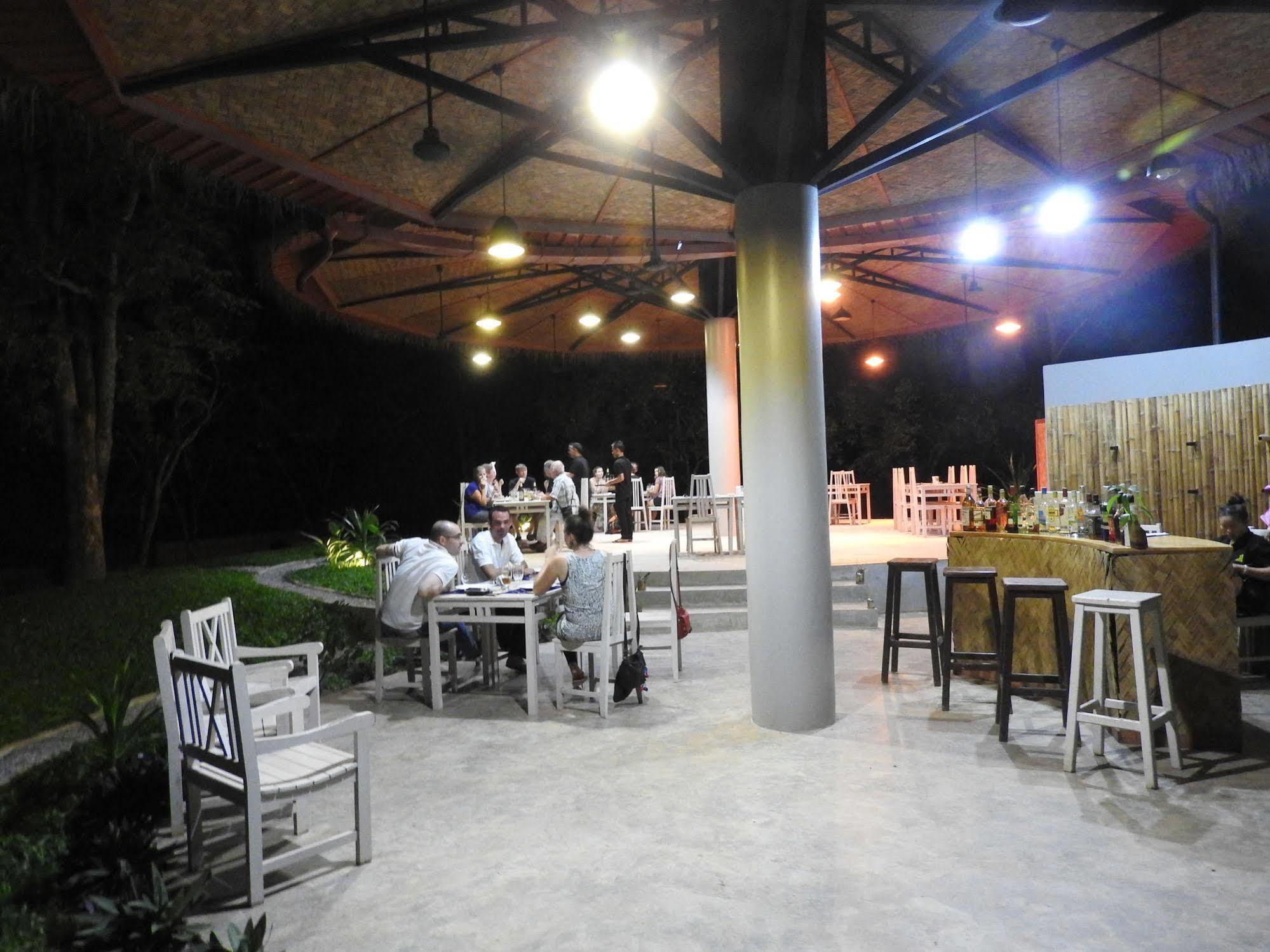 The Sanctuary Nam Ngum Beach Resort Ванг-Виенг Экстерьер фото