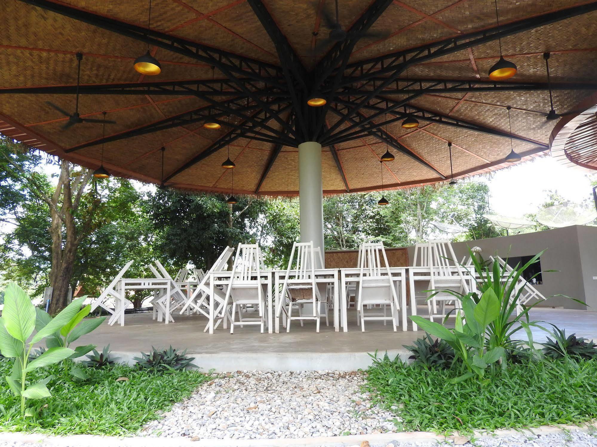 The Sanctuary Nam Ngum Beach Resort Ванг-Виенг Экстерьер фото