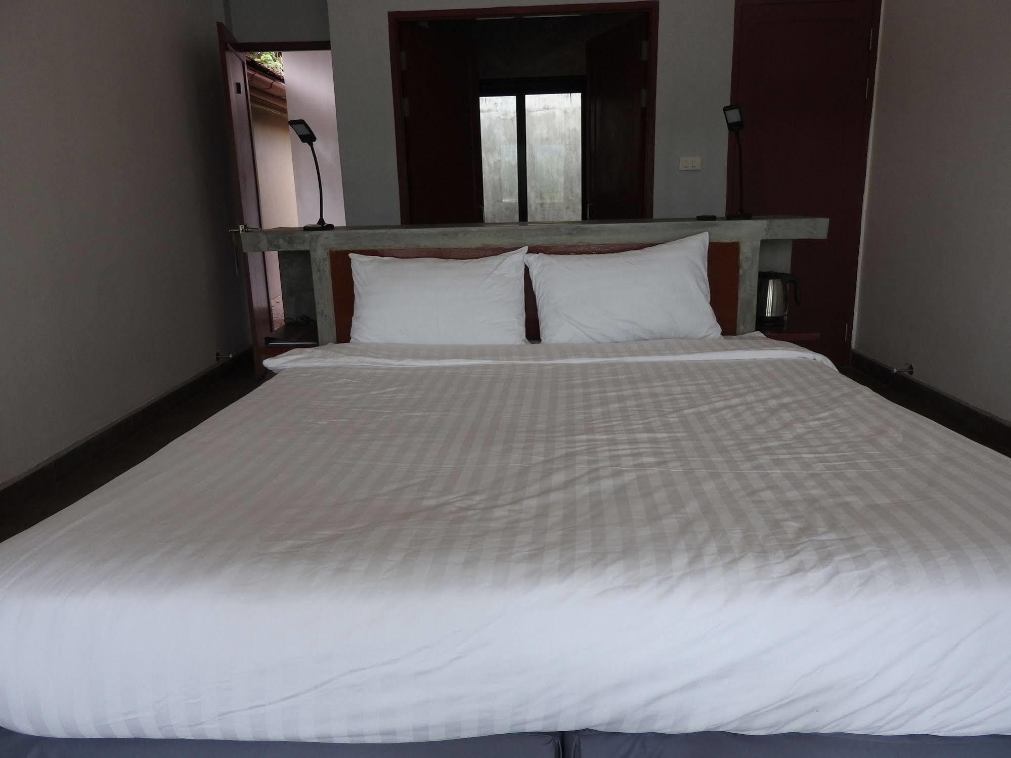 The Sanctuary Nam Ngum Beach Resort Ванг-Виенг Экстерьер фото